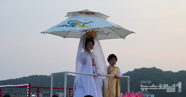 ▲마야부인과 동자가 제등행렬을 하고 있다. 사진=김효주 기자