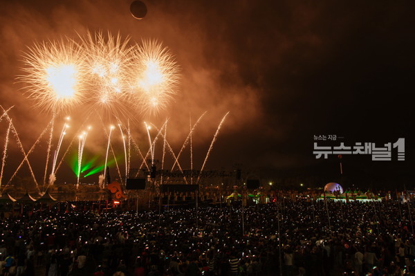 ▲백제문화제 개막(2018 부여군) 축하 한화불꽃축제 주요 장면. 사진=부여군