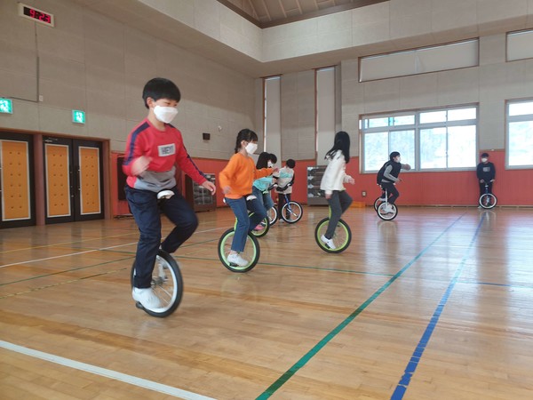 반포초등학교 학생들이 겨울방학 방과후학교 프로그램으로 외발자전거를 타고 있다. ▲사진=공주교육지원청