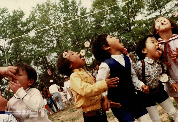 ▲금학초병설유(1982년) 어린이날 기념하며 유치원 운동회하는 모습. 사진=공주교육지원청