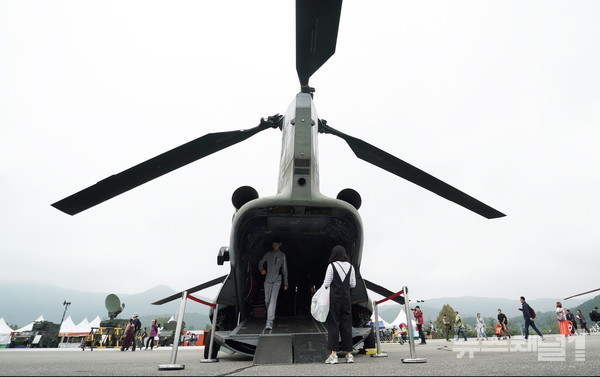 ▲시누크(CH-47) 무기장비 야외 전시 모습. 사진=조직위
