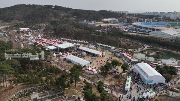 ▲인산인해를 이루고 있는 논산딸기축제장 모습. 사진=논산시