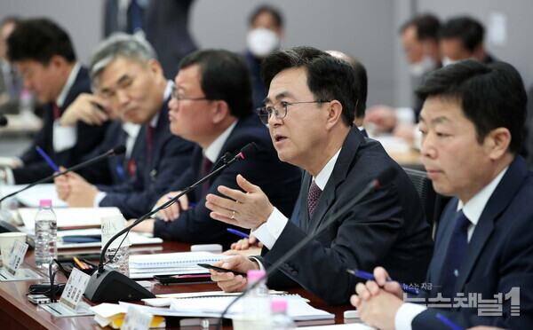 ▲김태흠(오른쪽 두 번째) 충남지사가 지난 20일, 서울 국회의원회관 제2세미나실에서 열린 내년도 국비 확보에 대해 설명하고 있다. 사진=충남도