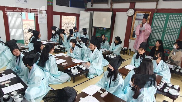 ​▲공주북중학교 3학년(37명) 학생들이 지난 29일, 조선시대 학문을 가르쳤던 공주향교에서 체험학습을 하고 있다. 사진=공주북중학교​