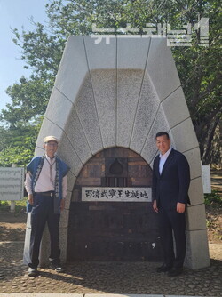 ▲최원철(오른쪽) 공주시장이 21일 가라츠시의 가카라시마 섬을 찾아 무령왕 탄생지를 둘러본 뒤 기념촬영을 하고 있다. 사진=공주시