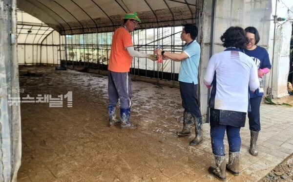 ▲최재철(왼쪽 두 번째) 월송동장이 산사태 피해를 당한 지역에서 토사를 치우며 주민들을 돕고 있다. 사진=안연옥 기자