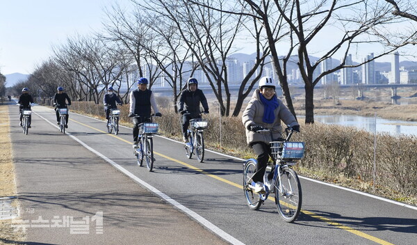 ▲지난 1월 8일 개최된 자전거 타는 날 캠페인 모습(맨 앞 이순열 시의장). 사진=세종시의회