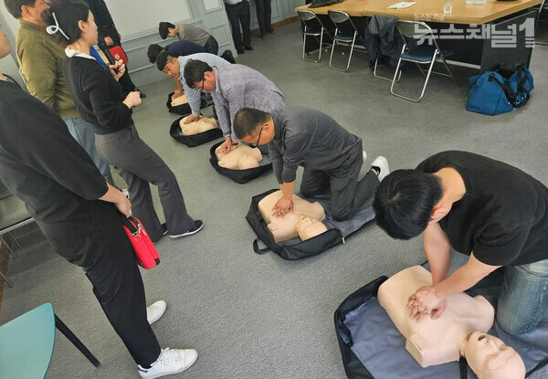▲천안삼거리휴게소의 ‘휴게소 119대원’들이 훈련용 애니를 활용해 심폐소생술을 하고 있다. 사진=천안삼거리휴게소