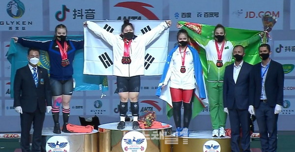 ▲공주시청 소속 장현주(가운데) 선수가 최근 우즈베키스탄 타슈켄트에서 열린 ‘2020 아시아역도선수권’에서 한국에 첫 합계 금메달을 선사했다(시상식 장면). 사진=공주시