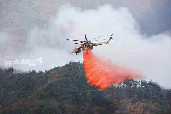 ▲초대형 헬기 리타던트가 산불을 진화하고 있다. 사진=산림청