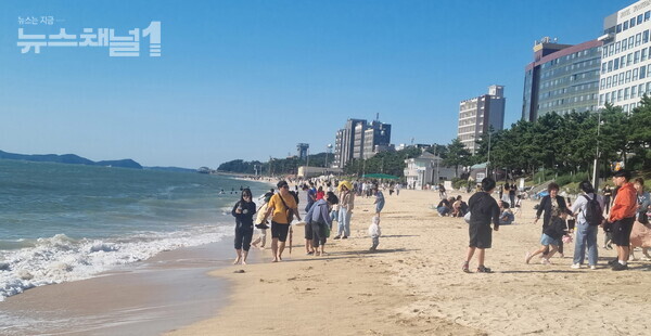 ▲추석 연휴 대천해수욕장을 찾은 관광객들이 해변을 걷고 있다. 사진=보령시