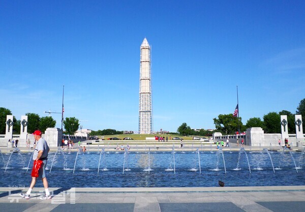 ▲2차대전 전승기념관에서 본 워싱턴기념탑